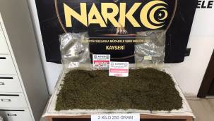 Bebek çantasına gizlenmiş uyuşturucu madde bulundu