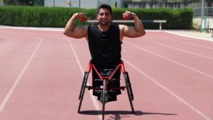 Bilek güreşinde dünya şampiyonu olan paralimpik sporcu, atletizmde başarı istiyor