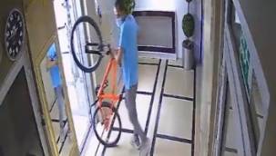 Bisiklet hırsızı kameralara yakalandı 