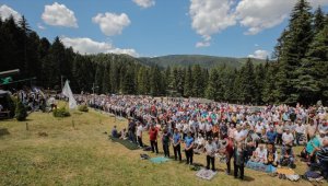 Bosna Hersek'teki 512. Ayvaz Dede Şenlikleri binlerce kişinin kıldığı öğle namazıyla sona erdi