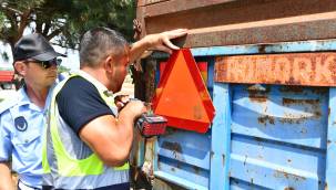 Büyükşehir’den traktörü olan çiftçilere reflektör desteği