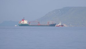 Çanakkale Boğazı'nda arızalanan gemi römorkörle çekildi