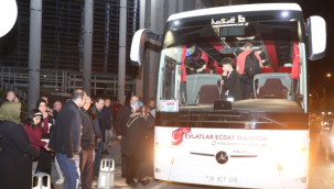 Çanakkale'ye giden öğrenciler'den Başkan Çolakbayrakdar'a Türk Bayrağı