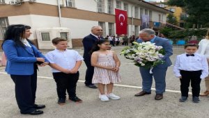 Çankaya Kaymakamı Duru ilkokul öğrencilerine karnelerini verdi