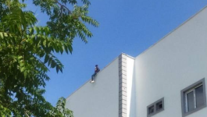 Cem Evi’nin çatısından atlamak istedi