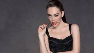 Demet Evgar'ın hamile pozu çıldırttı: Çıplaklık moda olmuş