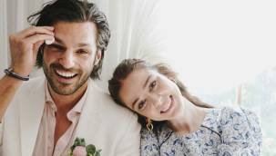 Dizi setinde başlayan aşk evlilik yolunda: Serkan Çayoğlu ile Özge Gürel nişanlandı