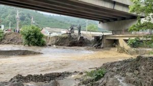 Düzce'de sele kapılan operatörün bulunması için çalışma başlatıldı