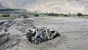 Erzincan'da selin 3 kilometre sürüklediği kamyonet hurdaya döndü