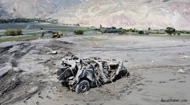 Erzincan'da selin 3 kilometre sürüklediği kamyonet hurdaya döndü