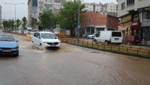 Erzurum'da sağanak nedeniyle vatandaş ve sürücüler zor anlar yaşadı