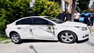Eskişehir'de park halindeyken hareket eden kamyonet, başka bir araca ve binaya çarptı