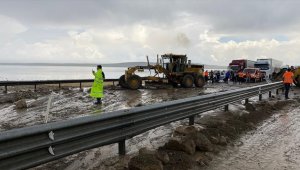 Etkili sağanak Şereflikoçhisar-Aksaray kara yolunda ulaşımı aksattı