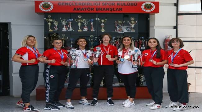 Gençlerbirliği'nde milli kick boksçular kulübü ziyaret etti