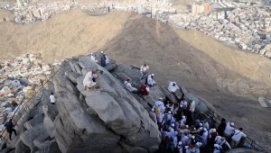 Hacı adayları Hazreti Muhammed'e ilk vahyin geldiği Hira Mağarası'nı ziyaret ediyor