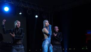 Hande Yener Aklımda Klibine İlginç Yorum, Kleopatra Hande Yener'e ''Hande Heykeli Dikilecek Bir Popstar'' İltifatı 