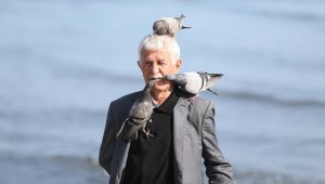 Huzurevi sakini Reşat dede, harçlığını güvercinleri beslemeye harcıyor