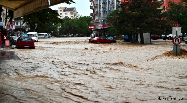 İçişleri Bakanı Soylu, sağanağın olumsuz etkilediği Akyurt'a gitti