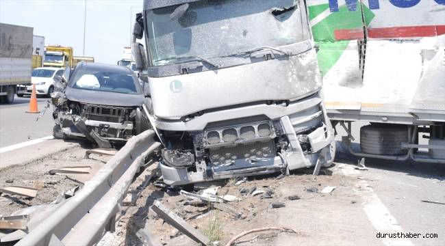 İstanbul TEM Otoyolu'nda 6 aracın karıştığı trafik kazasında 3 kişi yaralandı