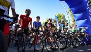 İstanbul'da yaklaşık 2 bin bisikletçi savaş mağduru çocuklar için pedal çevirdi