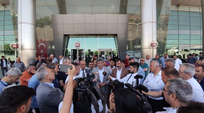 İyi Parti Milletvekili Dursun Ataş, seslerini duyurmak için kontak kapatan esnafa destek verdi