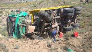 Kamyon devrilirken şoför kendini dışarı attı