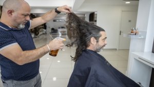 Kanser hastası 14 yaşındaki Feleknaz Oğur'un "mor saç hayali" gerçek oldu