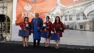 Kapadokya Üniversitesinde mezuniyet sevinci 