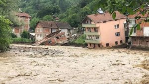Karabük'te sağanak nedeniyle bir ev yıkıldı, bir bina hasar gördü