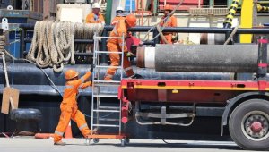 Karadeniz gazını karaya taşıyacak borular denize iniyor