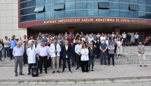 Kars'ta doktorun bıçakla yaralanmasına meslektaşları tepki gösterdi