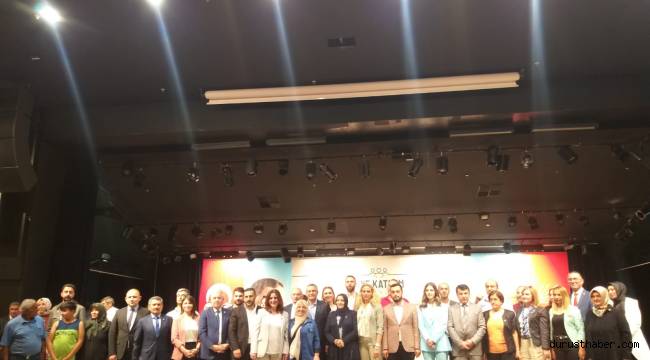 Kayseri’de CHP’ye yeni katılan üyelere rozet takıldı