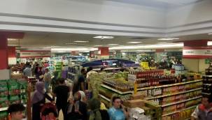 Kayseri'de indirim uygulayan markette yoğunluk