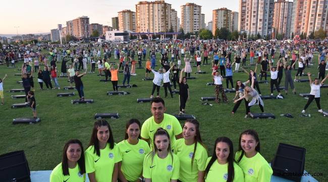 Kayseri'de açık havada müzik eşliğinde spor yapıldı