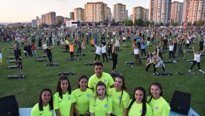 Kayseri'de açık havada müzik eşliğinde spor yapıldı