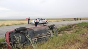 Konya'da şarampole devrilen otomobildeki iki kişi yaralandı