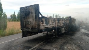 Konya'da seyir halindeki tır alev aldı