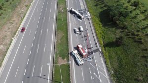 LPG yüklü tanker devrilen Anadolu Otoyolu'nun Bolu kesimi çift yönlü trafiğe kapatıldı