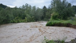 Mengen-Pazarköy yolunda ulaşım su taşkını nedeniyle kontrollü sağlanıyor