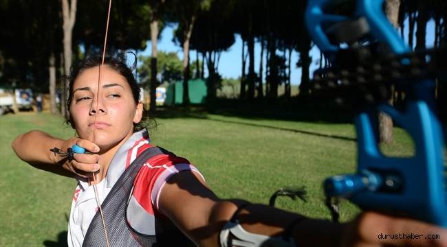 Milli sporcu Gülnaz Coşkun, Avrupa Okçuluk Şampiyonası'nda altın madalya kazandı