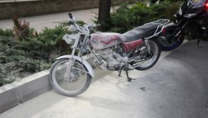 Nevşehir'de ehliyetsiz sürücü polise yakalanacağını anlayınca motosikletini ateşe verdi