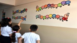 Öğrenciler matematiği duvardaki görsellerle öğreniyor