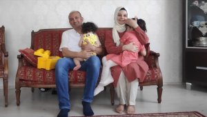 Öğretmen çiftin yuvası, koruyucu ailesi oldukları Güneş ve Elif ile şenlendi