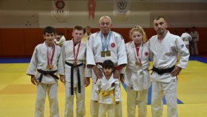 Oğulları ve torunlarına örnek olan 70 yaşındaki judocu hayatını spora adadı