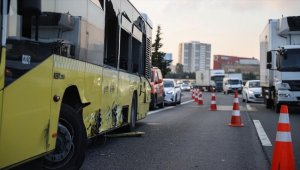 Otoyolda arızalanan İETT otobüsüne çarpan meyve yüklü kamyon devrildi