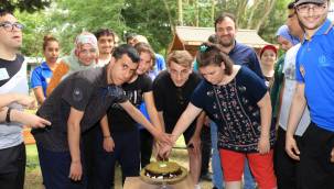 Özel öğrencilere yıldız futbolcu Kerem Aktürkoğlu'dan ziyaret