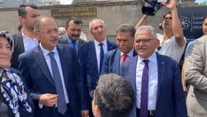 Özhaseki, Kimse buradan (İzmir Marşı) kendine ekmek çıkarmasın! 