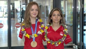 Para Yüzme Dünya Şampiyonası'nda madalya alan Sümeyye ve Sevilay yurda döndü