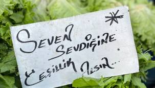 Pazar esnafı güldürdü: ‘seven sevdiğine yeşillik alsın’