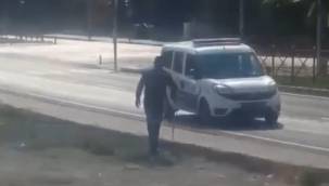 Polisi görünce koltuk değneğine sarıldı